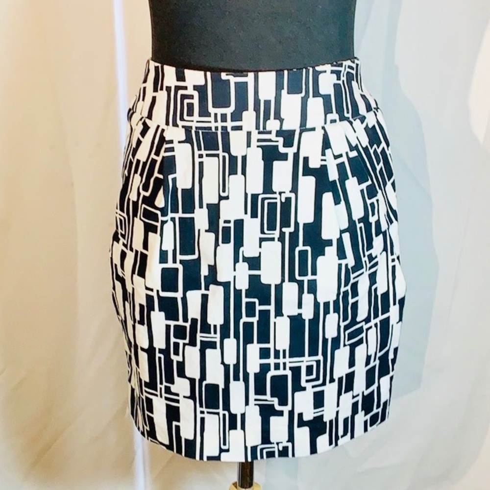 Forever 21 Retro Mid-Century Black White Abstract Mini Skirt.